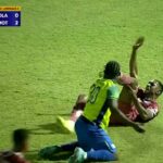 Il video dell'infortunio impressionante subito da Romario da Silva, il piede si stacca dalla caviglia