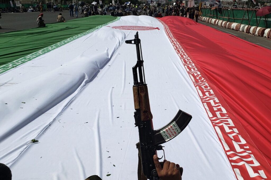 La bandiera iraniana durante una manifestazione