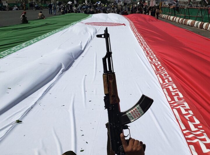La bandiera iraniana durante una manifestazione