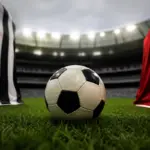 Un maglia bianconera e una rossa di fronte, in mezzo un pallone in un campo da calcio