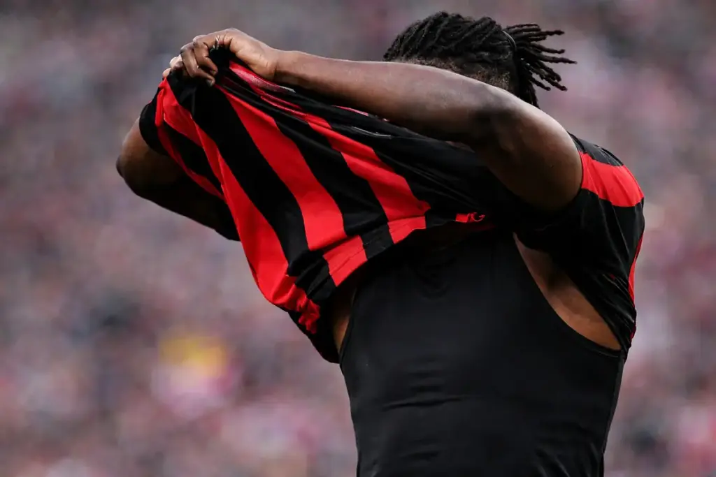 Leao mentre si toglie la maglia del Milan