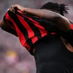 Leao mentre si toglie la maglia del Milan