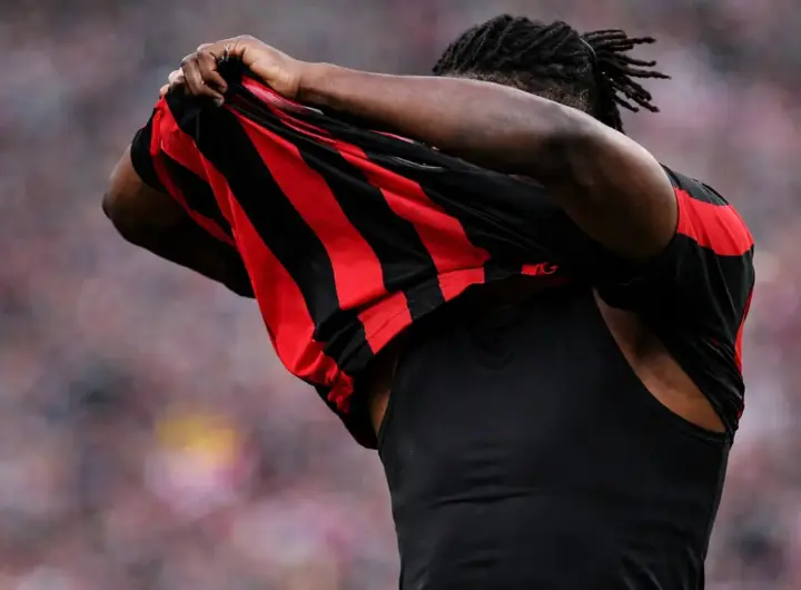 Leao mentre si toglie la maglia del Milan