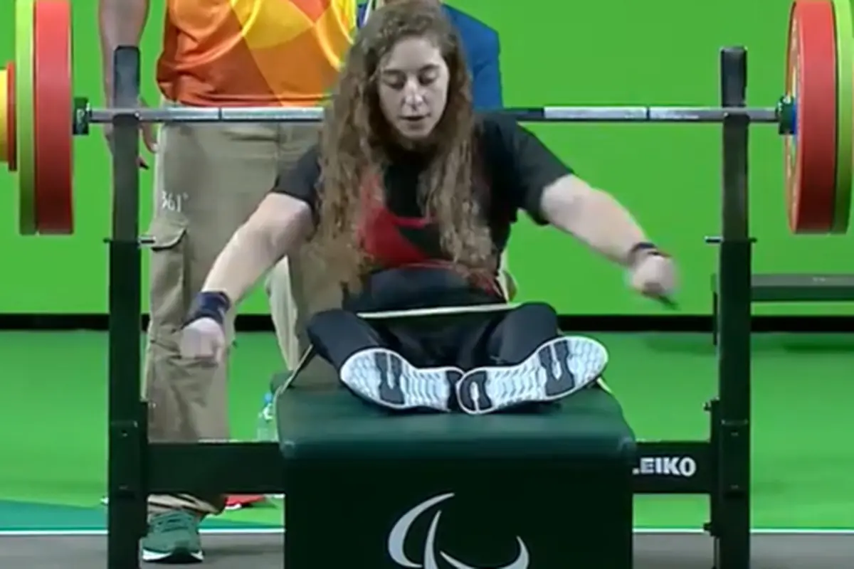 Loida Zabala durante una gara di sollevamento pesi paralimpico
