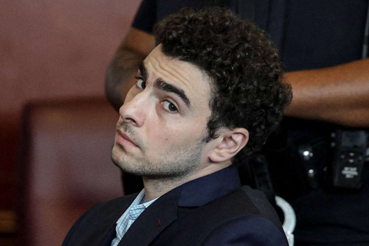 La favola nera di Luigi Mangione, il killer del super CEO riappare a processo: pistola e taccuino ammessi come prove