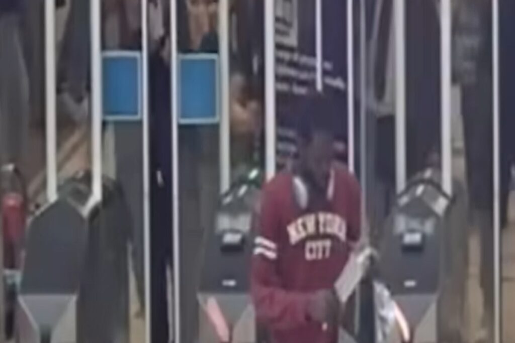 Il video dell’uomo armato di machete alla stazione Centrale di Milano