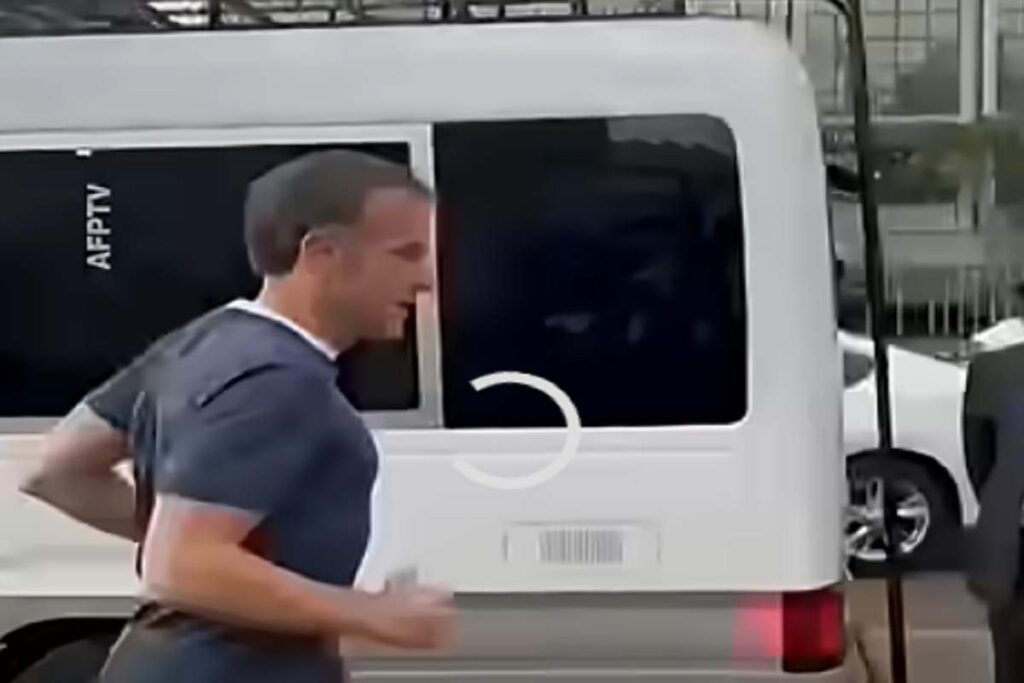 Il video di Macron che fa jogging per le strade di Nairobi, con lui il maratoneta Eliud Kipchoge