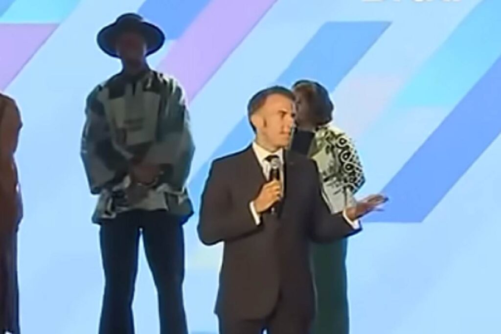 Il video di Macron che rimprovera i giovani a Nairobi: "Fate troppo rumore, se non siete interessati andatevene"