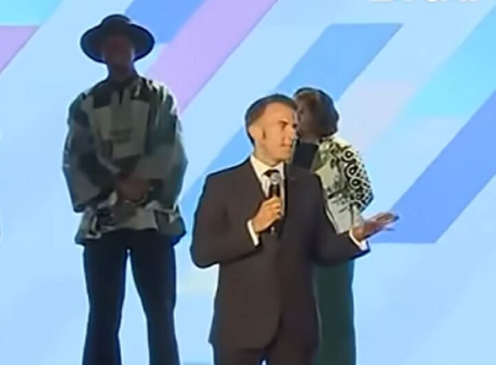 Il video di Macron che rimprovera i giovani a Nairobi: "Fate troppo rumore, se non siete interessati andatevene"