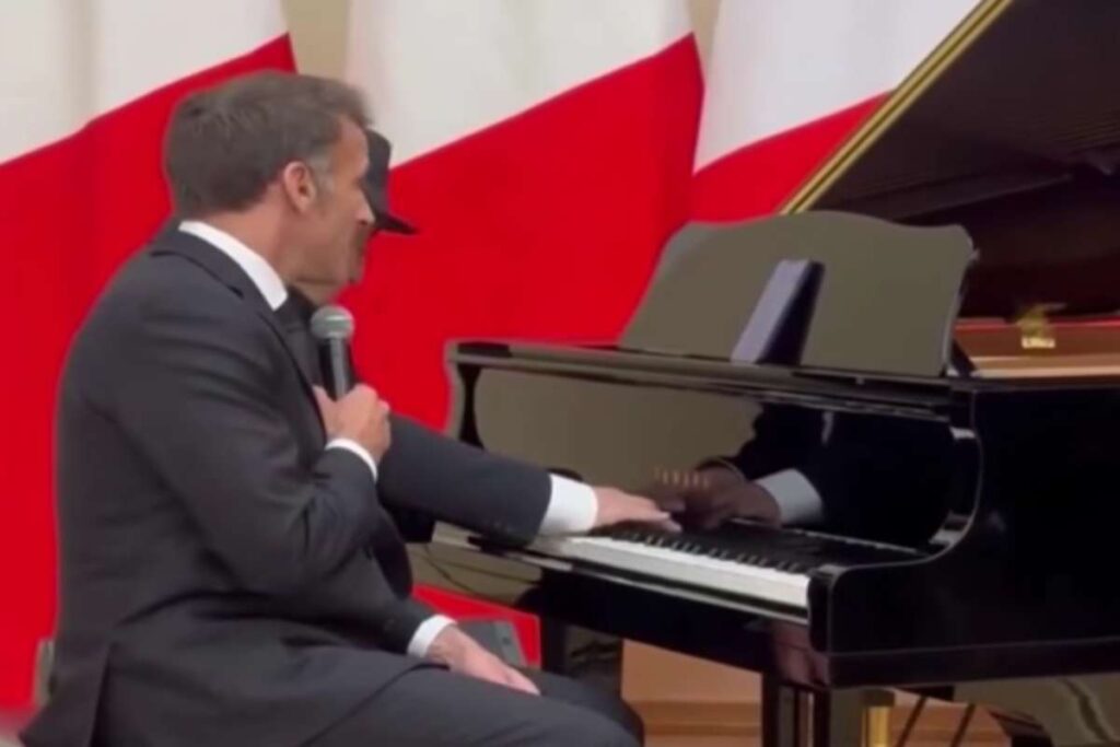 Macron canta