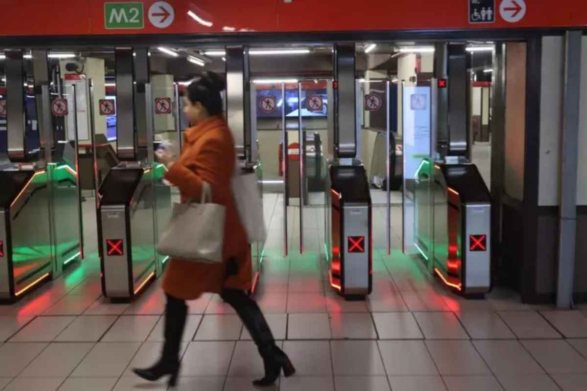 Milano, conducente della metro frena bruscamente per evitare di investire una persona: diversi contusi alla stazione Cadorna