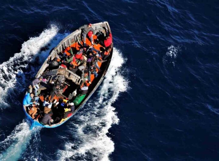 Barca piena di migranti