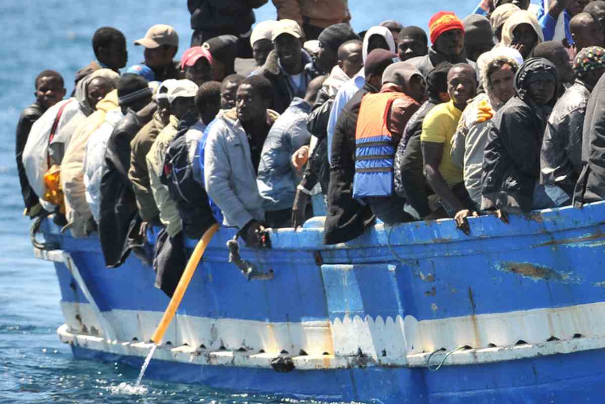 Un barcone di migranti approdato nel porto di Lampedusa il 9 aprile 2011