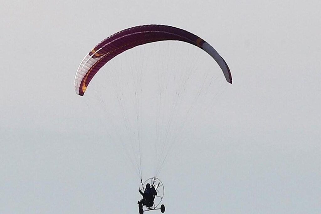 Un uomo sul parapendio