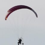 Un uomo sul parapendio