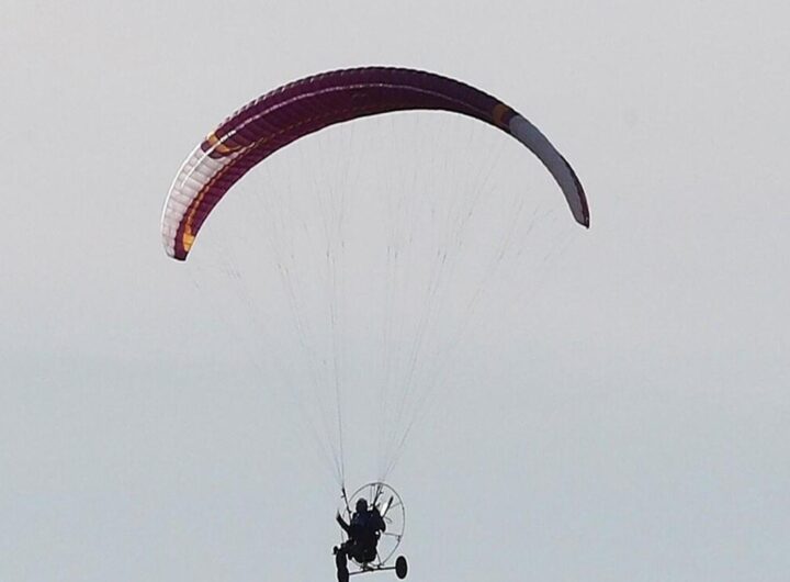 Un uomo sul parapendio