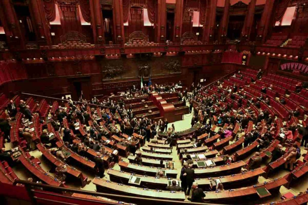 Centrodestra presenta e poi ritira mozione per "rivedere l'obbiettivo Nato sulle spese militari al 5%". La Ue apre alla deroga per l'energia