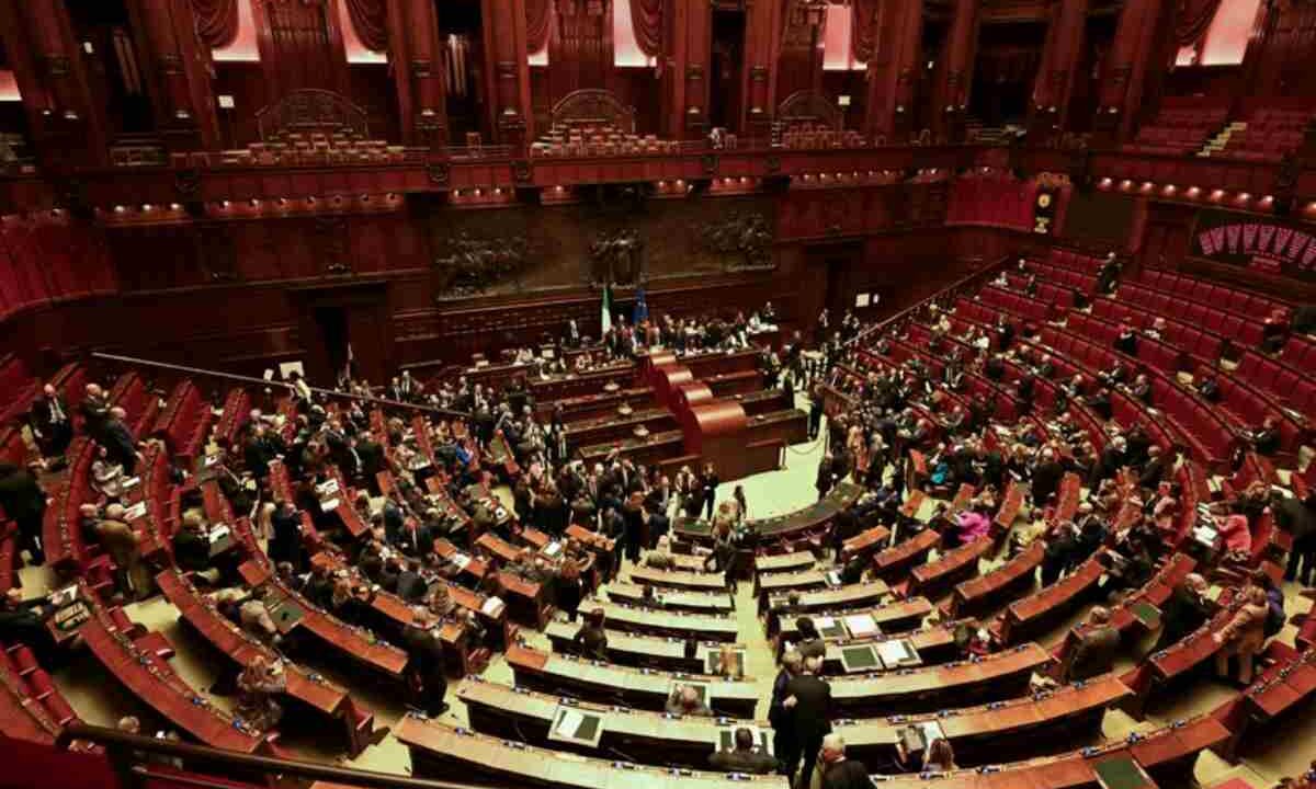 Centrodestra presenta e poi ritira mozione per "rivedere l'obbiettivo Nato sulle spese militari al 5%". La Ue apre alla deroga per l'energia