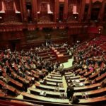 Centrodestra presenta e poi ritira mozione per "rivedere l'obbiettivo Nato sulle spese militari al 5%". La Ue apre alla deroga per l'energia