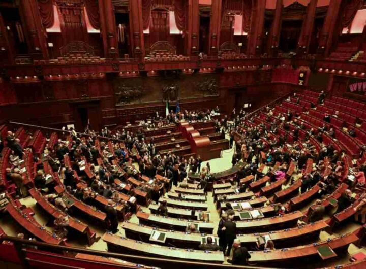 Centrodestra presenta e poi ritira mozione per "rivedere l'obbiettivo Nato sulle spese militari al 5%". La Ue apre alla deroga per l'energia