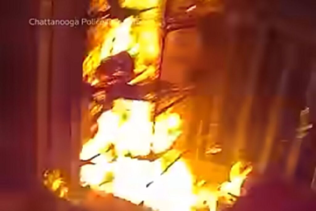 Il video dell'agente di Polizia che ha salvato una mamma e i suoi due figli dalla casa in fiamme