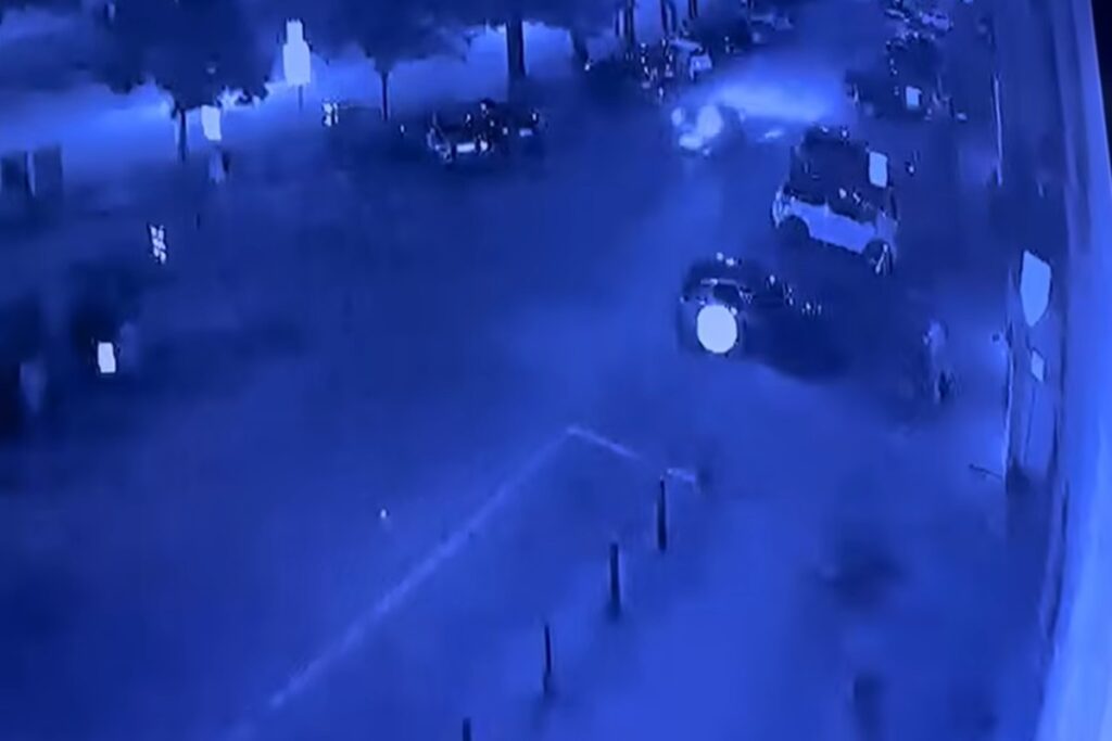 Un fermoimmagine del video che riprende l'aggressione a un cameriere avvenuta a Prato
