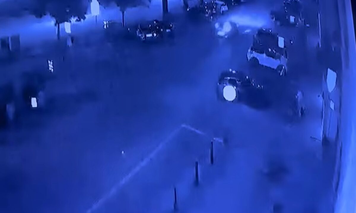 Un fermoimmagine del video che riprende l'aggressione a un cameriere avvenuta a Prato