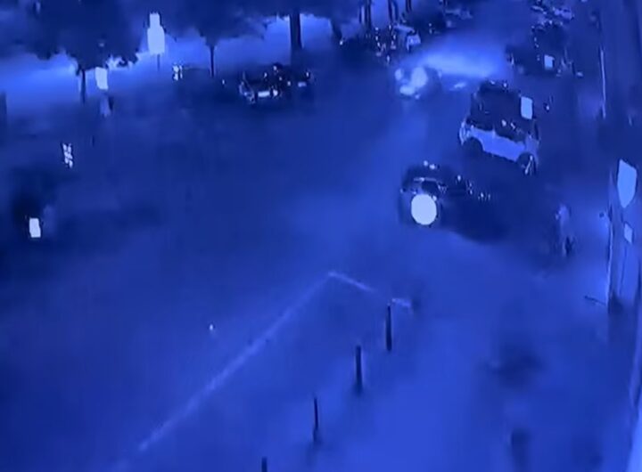 Un fermoimmagine del video che riprende l'aggressione a un cameriere avvenuta a Prato