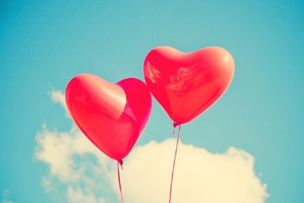 Due palloncini a forma di cuore