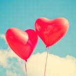 Due palloncini a forma di cuore