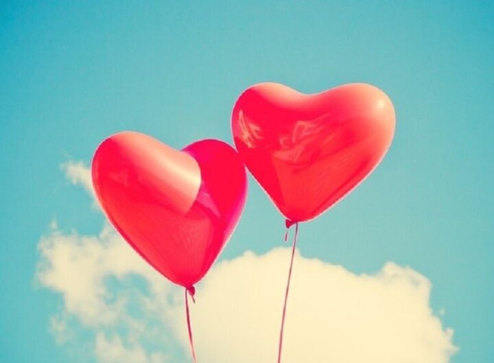 Due palloncini a forma di cuore