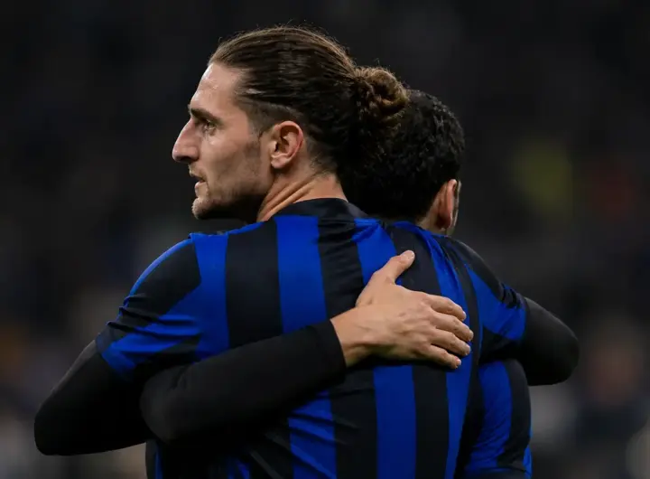 Rabiot abbraccia Calhanoglu con la maglia nerazzurra, immagine creata con intelligenza artificiale