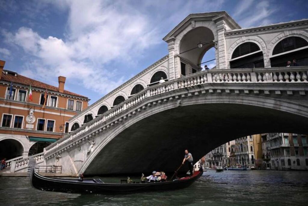 ponte di rialto a venezia