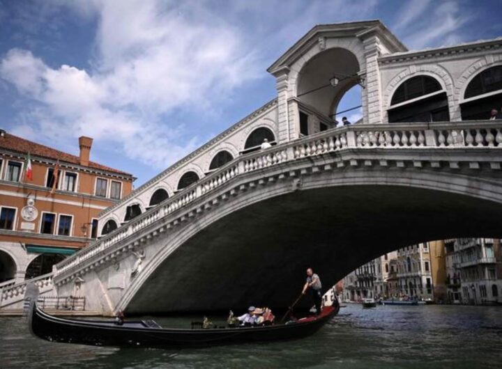 ponte di rialto a venezia