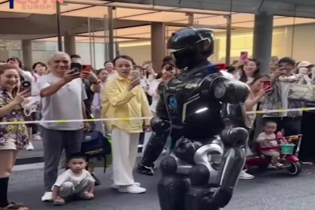 Robot poliziotto in Cina