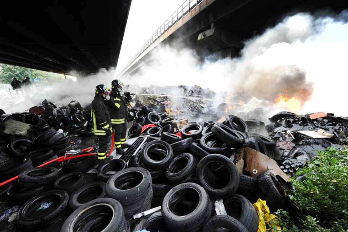 Terra dei fuochi: 279 siti sequestrati, 563 denunce e 34 arresti nel 2026