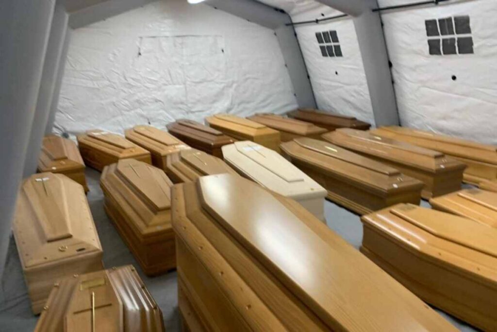 Casse da morto in attesa della cremazione