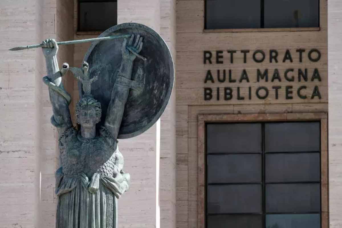 La statua che si trova all'Università La Sapienza