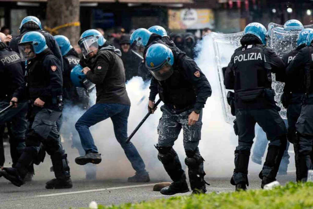 Scontri tra tifosi e Polizia in un derby