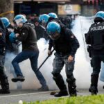 Scontri tra tifosi e Polizia in un derby