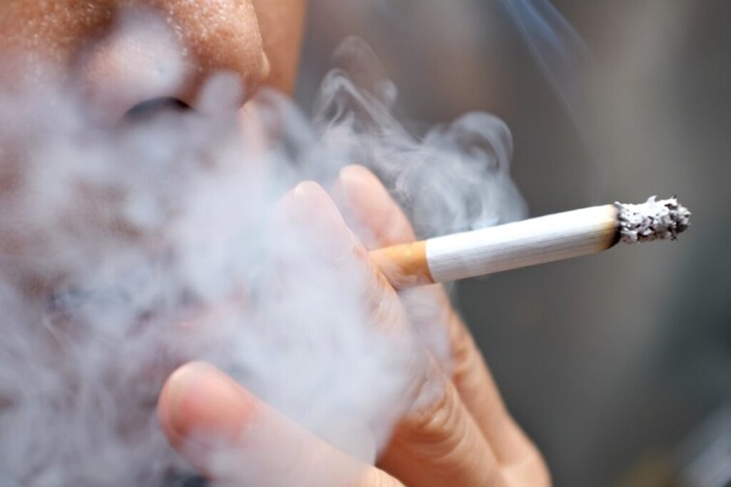 Una persona che fuma