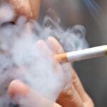 Una persona che fuma