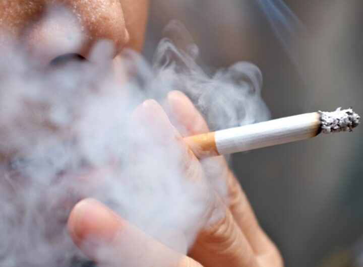 Una persona che fuma