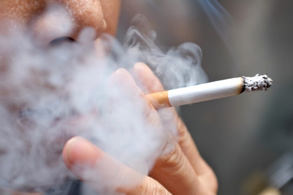 Una persona che fuma
