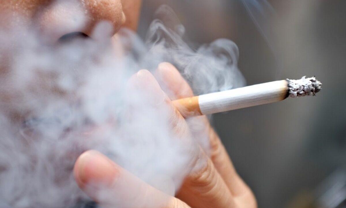 Una persona che fuma