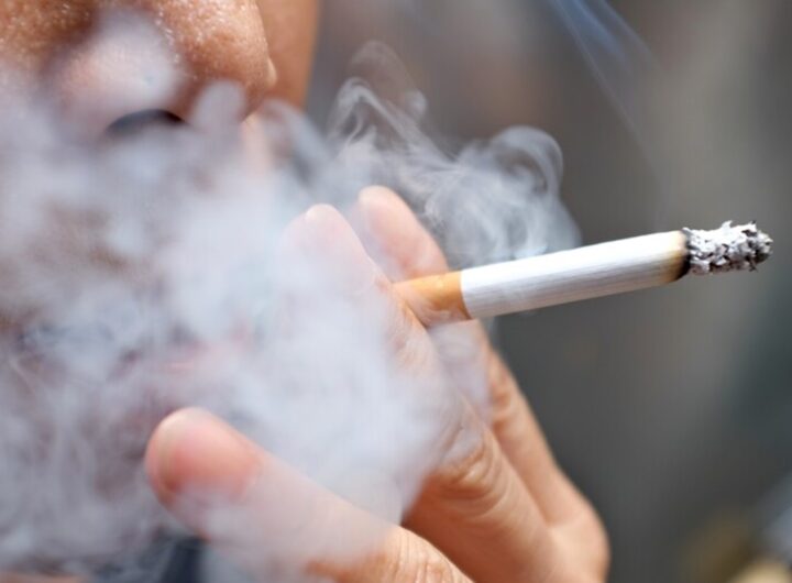 Una persona che fuma