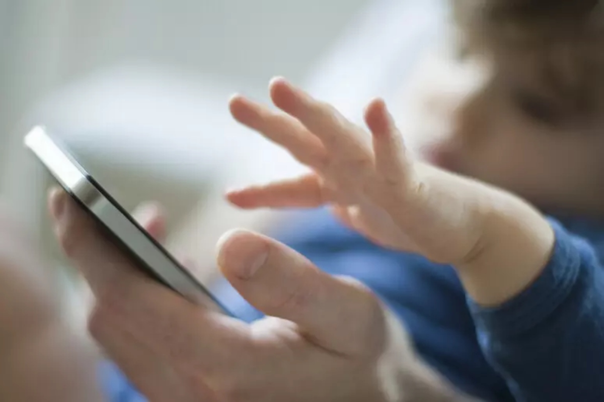 bebè con lo smartphone