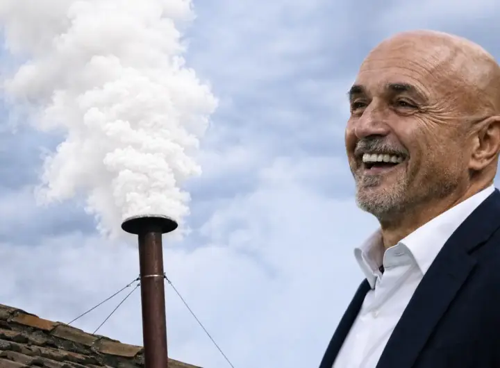Spalletti sorridente e un comignolo dal quale esce fumo bianco