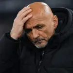 Spalletti, allenatore della Juventus, con lo sguardo preoccupato e la mano in testa, immagine creata con intelligenza artificiale