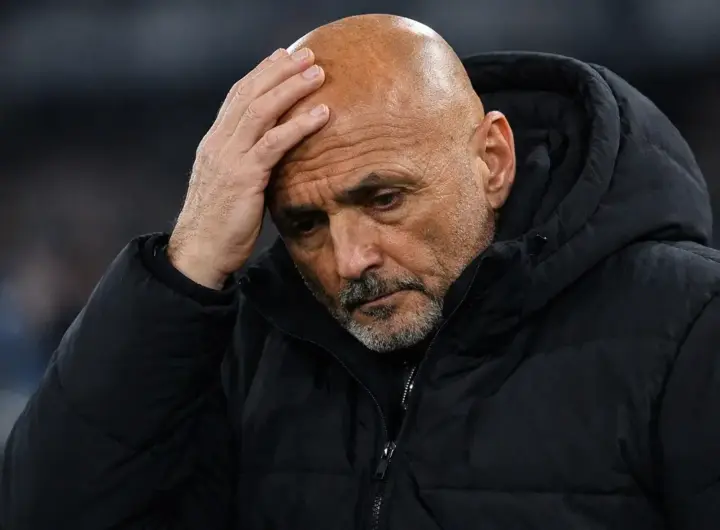 Spalletti, allenatore della Juventus, con lo sguardo preoccupato e la mano in testa, immagine creata con intelligenza artificiale